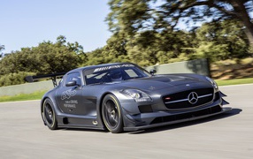Черный гоночный автомобиль Mercedes SLS