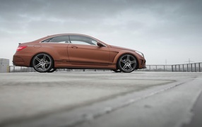 Коричневый Mercedes-Benz на парковке