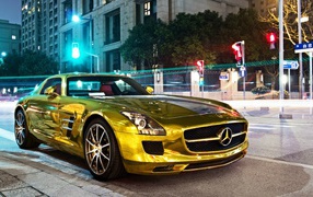 Золотой Mercedes-Benz SLS AMG