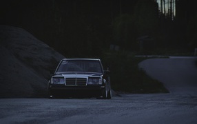 Старый Mercedes-Benz в полумраке
