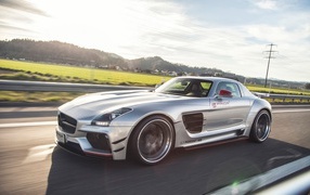 Быстрый серебристый Mercedes-Benz SLS AMG