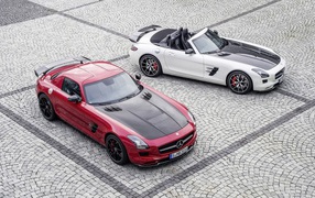 Красный и белый Mercedes-Benz SLS AMG на брусчатке