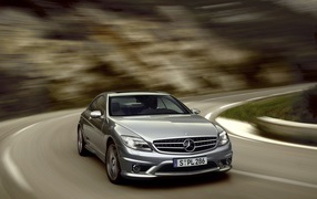 Серебристый Mercedes на загородном шоссе