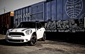 Белый Mini Cooper возле железной дороги