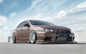 Автомобиль Mitsubishi Lancer Evo X шоколадного цвета