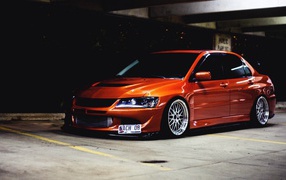 Оранжевый спортивный Mitsubishi Lancer Evolution IX