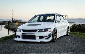 Белый спортивный Mitsubishi Lancer Evolution IX