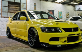 Желтый Mitsubishi Lancer Evolution
