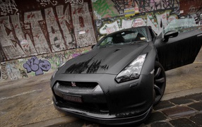Черный Nissan GT-R с открытой дверью