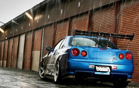 Синий Nissan Skyline GT-R R34 во время дождя