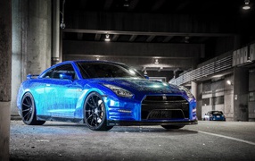 Синий автомобиль Nissan GT-R