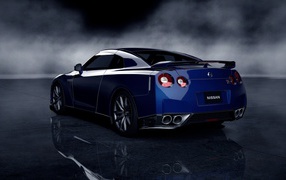 Дорогой синий автомобиль Ниссан