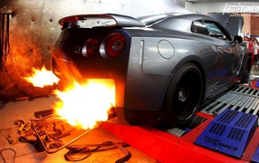 Огненный выхлоп автомобиля Nissan GT-R