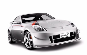 Серый Nissan 350Z на белом фоне