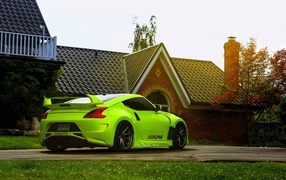 Зеленый Nissan 370Z у дома
