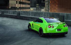 Зеленый Nissan GT-R на гоночной трассе
