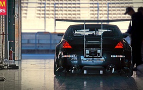 Автомобиль Nissan 350Z в гараже