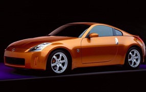 Оранжевый Nissan 350Z на черном фоне