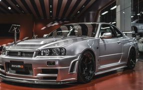 Серебристый автомобиль Nissan Skyline GT-R Nismo
