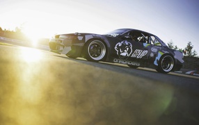 Спортивный Nissan S13 на гонке