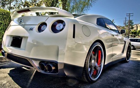 Белый Nissan GT-R со спойлером