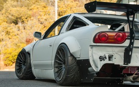 Белый спортивный Nissan 380SX