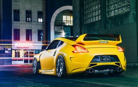 Желтый Nissan 370Z