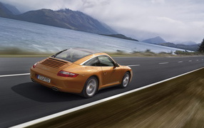 Золотистый автомобиль на дороге