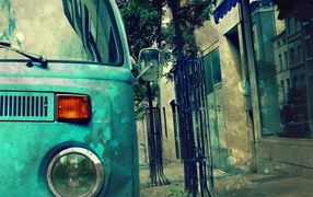 Ретро автомобиль на старой улице