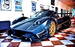 Автомобиль Pagani в помещении