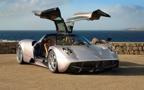 Авто Pagani на берегу моря