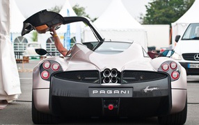 Вид сзади на авто Pagani
