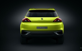 Вид сзади на желтый Peugeot 2008