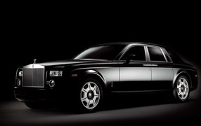 Черный Rolls-Royce Phantom на черном фоне