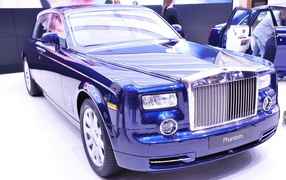 Синий Rolls-Royce на выставке