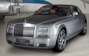 Серебристый Rolls-Royce Фантом
