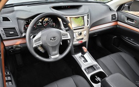 Черный салон авто Subaru Outback