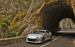 Автомобиль Subaru BRZ у тоннеля