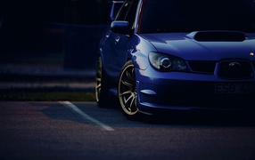 Автомобиль Subaru Impreza WRX STi синего цвета