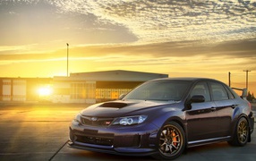 Автомобиль Subaru Impreza на восходе солнца