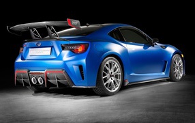 Вид сзади на голубой Subaru STI Performance