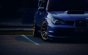 Темно синий автомобиль Subaru Impreza WRX STi