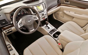 Белый салон Subaru Legacy