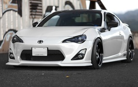 Красивая белая Toyota GT86