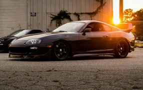Черная Toyota Supra на фоне заката
