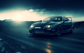 Черная Toyota Supra на шоссе