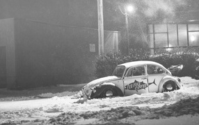 Автомобиль Volkswagen Beetle покрыт снегом