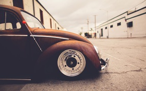 Старый ржавый Volkswagen Beetle