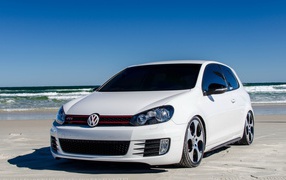 Белый Volkswagen Golf Mk6 GTI на берегу моря
