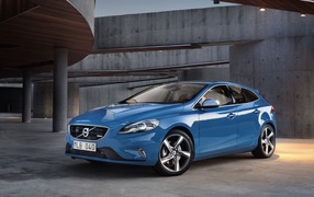 Голубой Volvo на парковке